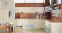 Кухня - екрю и дървесен цвят